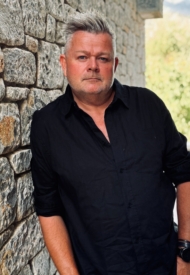 Debuterer med melankolsk lyrikk
